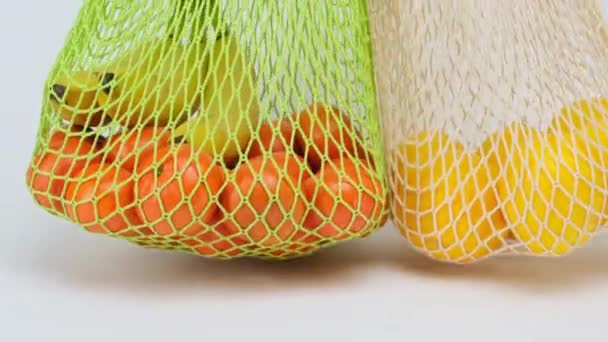 Mão Feminina Coloca Saco Corda Têxtil Reutilizável Com Limões Amarelos — Vídeo de Stock