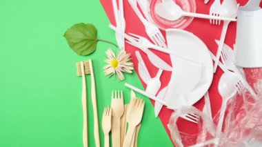 beyaz plastik tek kullanımlık sofra takımı, bir kadının elinin yanına alternatif bir kağıt geri dönüşümlü sofra takımı ve diğer şeyler koyar, çevresel koruma kavramı, sıfır atık 