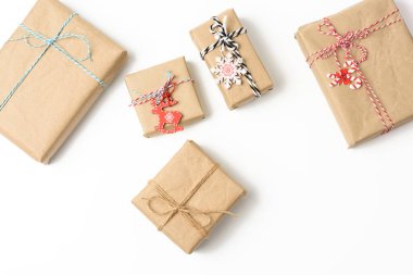 Kare kutu kahverengi kraft kağıdına sarılı ve iple bağlanmış, hediye beyaz arka plan, üst görünüm