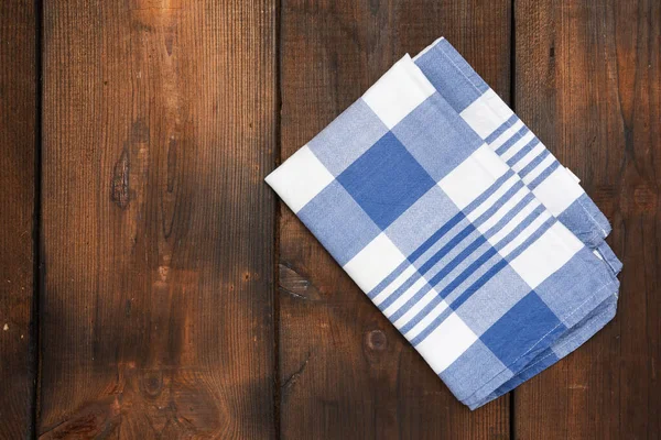 Gevouwen Textielblauwe Katoenen Servet Bruin Houten Oppervlak Bovenaanzicht Kopieerruimte — Stockfoto