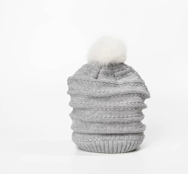 グレーのニット帽白い背景にポンポン 暖かく快適な服 — ストック写真