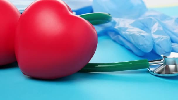 Dos Corazones Rojos Sobre Fondo Azul Concepto Salud Bondad Cerca — Vídeos de Stock