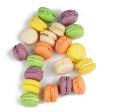 yuvarlak, çok renkli badem unlu pastalar, beyaz arka planda izole edilmiş tatlı, yakın plan.