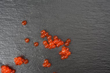 Taze tahıllı kırmızı somon balığı havyarı, lezzetli ve sağlıklı yemekler, üst manzara.