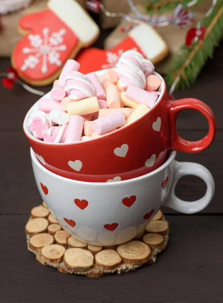 Rote Keramiktasse Mit Kakao Und Marshmallows Hinter Einer Geschenkschachtel Und — Stockfoto