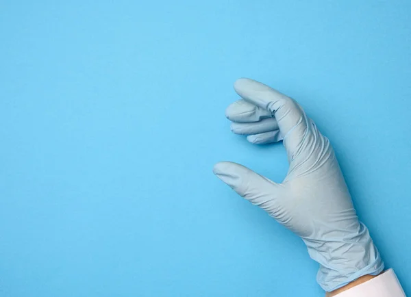 Γυναικείο Χέρι Μπλε Γάντια Λάτεξ Μπλε Φόντο Χέρι Κρατώντας Ένα — Φωτογραφία Αρχείου