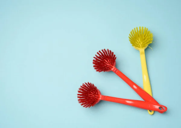 Escovas Plástico Com Alças Para Limpeza Fundo Azul Close — Fotografia de Stock