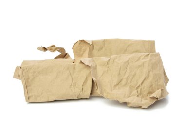 beyaz arkaplanda izole edilmiş buruşuk kahverengi kağıt parçası, tasarımcı elementi, yırtık kenarlar