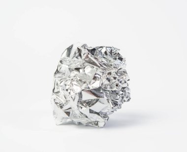 Beyaz arka planda buruşmuş gri folyo parçası, kapat.