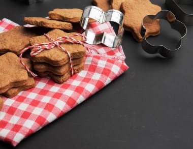 Kurabiye şeklinde fırınlanmış zencefilli kurabiye siyah masa, yılbaşı kurabiyeleri...