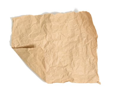 beyaz arkaplanda izole edilmiş yırtık kenarlı kahverengi parşömen kağıdı, bükme açısı