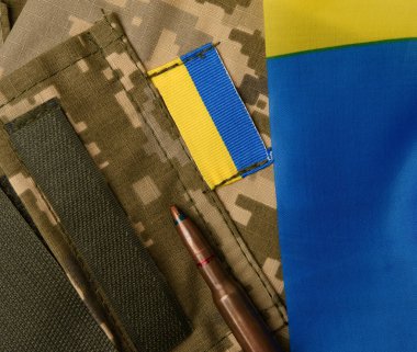 Ukrayna askerinin üniformasının kolunun parçası. Ukrayna bayrağı ve hamisi, tam kare.