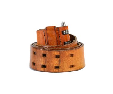 Beyaz arka planda izole edilmiş metal tokalı kahverengi deri kemer, yakın plan.