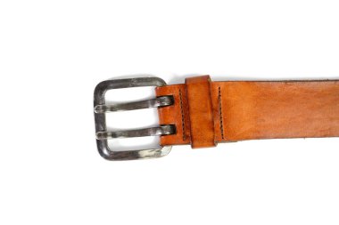 Beyaz arka planda izole edilmiş kahverengi deri kemer parçası, üst görünüm