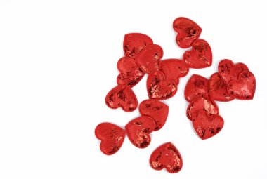 Beyaz arka planda kırmızı tekstil küçük kalpler, şenlikli arka plan, üst görünüm