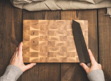 boş dikdörtgen tahta tahta ve kadın eli bıçak, üst manzara