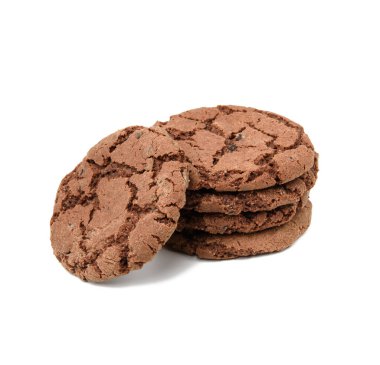 Beyaz arka planda izole edilmiş yuvarlak bisküvili çikolatalı kurabiye.