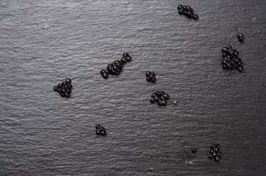 Balığın kara havyarı, siyah arkaplan, üst manzara.