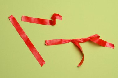 Yeşil arka planda kırmızı bant parçaları, üst görünüm