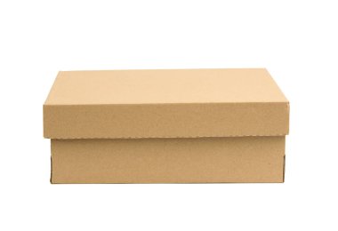 Beyaz arka planda izole edilmiş kahverengi kağıttan yapılmış kapalı karton dikdörtgen kutu
