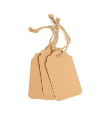 Beyaz arkaplanda izole edilmiş bir halat üzerinde boş kahverengi dikdörtgen kağıt etiket, fiyat için şablon, indirim