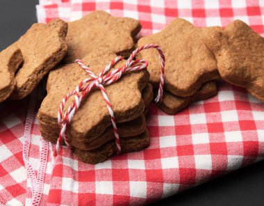 Yıldız şeklinde fırınlanmış zencefilli kurabiye, yakın çekim.