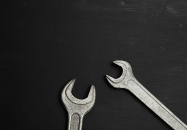 Siyah arka planda fındıklar için metal anahtar, kapat