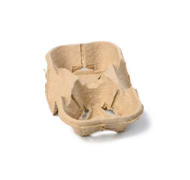 Geri dönüşümlü sıcak içecek tutacağı, iki paket servis bardağı için kağıt tutacağı, beyaz arka plan.