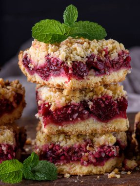 Tahtada vişneli turta dilimleri, turta yığını, yakın çekim.