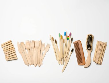 Diş fırçası, tarak, mandal ve diğer ahşap eşyalar beyaz arka plan, üst görünüm, sıfır atık