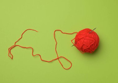 Yeşil zemin üzerinde kırmızı yün iplik ile clew üst görünüm