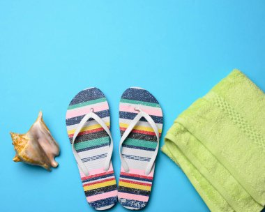 kauçuk kadınlar çizgili terlikler mavi arka planda, üst manzara, bir yazı için yer