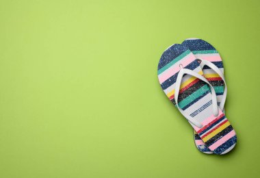 kauçuk kadınlar çizgili terlikler yeşil arka plan, üst görünüm, kopyalama alanı