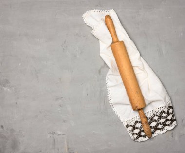 Gri arkaplandaki ahşap raptiye, üst görünüm