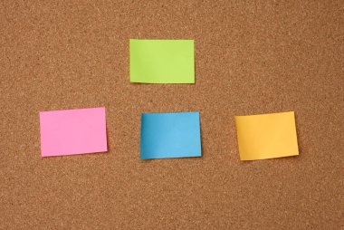 çok renkli kare çubuklar kahverengi mantar dokusuna yapıştırılır, boşluğu kopyala