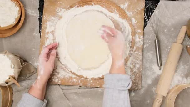 Weibliche Hand Streut Ausgerollten Hefe Pizzateig Mit Weißem Weizenmehl Ansicht — Stockvideo