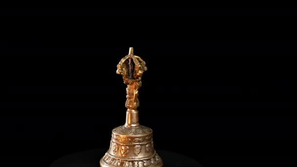 銅チベットの儀式の鐘は 知恵の卓越性の女性的な原則を表し 宗教的なアイテムが回転 — ストック動画
