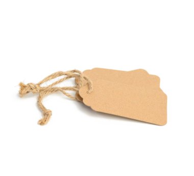 Beyaz arkaplanda izole edilmiş bir halat üzerinde boş kahverengi dikdörtgen kağıt etiket, fiyat için şablon, indirim