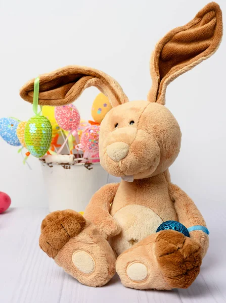 Игрушечный Кролик Сидит Белом Фоне Декоративные Красочные Пасхальные Яйца Праздничный — стоковое фото