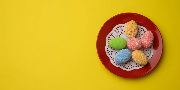 Oeufs Pâques Décoratifs Dans Une Assiette Ronde Blanche Rouge Sur — Photo