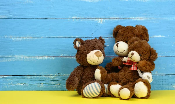 Teddyberen Zittend Een Gele Achtergrond Familie Kopieerruimte — Stockfoto