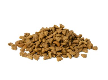 Beyaz arka planda izole edilmiş üçgen şeklinde kuru kedi maması.