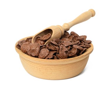 Beyaz arka planda izole edilmiş ahşap tabakta çikolatalı mısır gevreği, kuru sabah kahvaltısı.