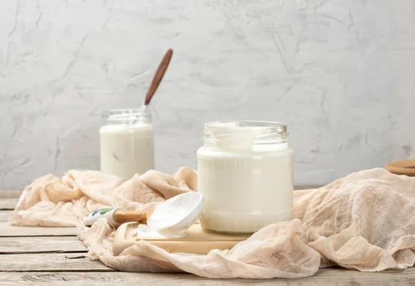 Hausgemachter Joghurt Einem Transparenten Glas Auf Einem Holztisch Ein Gesundes — Stockfoto
