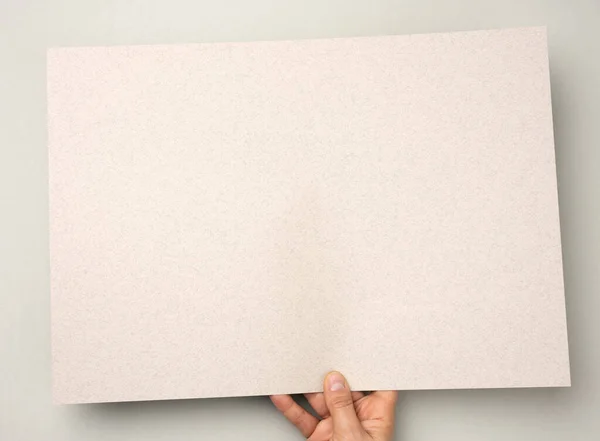 Hand Houdt Grijs Blanco Karton Vel Papier Plaats Voor Inscriptie — Stockfoto