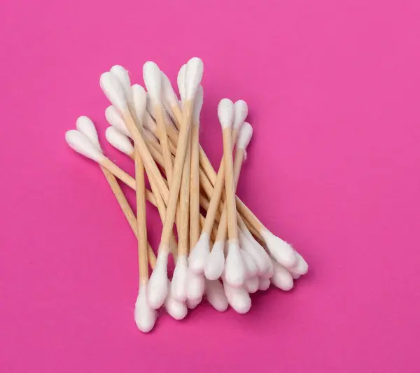 Ξύλινα Sticks Λευκό Βαμβακερό Μαλλί Για Αυτιά Ροζ Φόντο Προϊόν — Φωτογραφία Αρχείου
