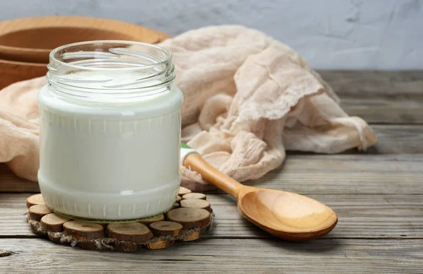 Hausgemachter Joghurt Einem Transparenten Glas Auf Einem Holztisch Ein Gesundes — Stockfoto