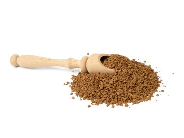 Siyah kahve taneleri ve beyaz arka planda izole edilmiş ahşap kaşık yığını.