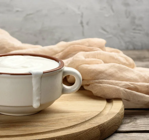 Crème Sure Dans Bol Céramique Marron Avec Une Cuillère Bois — Photo