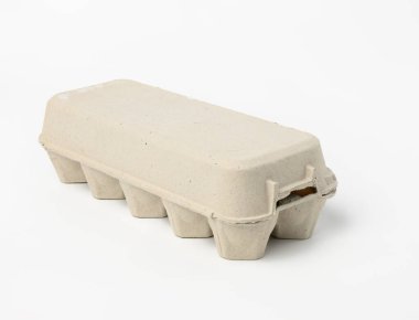 Beyaz arkaplandaki yumurtalar için dikdörtgen kağıt kutu